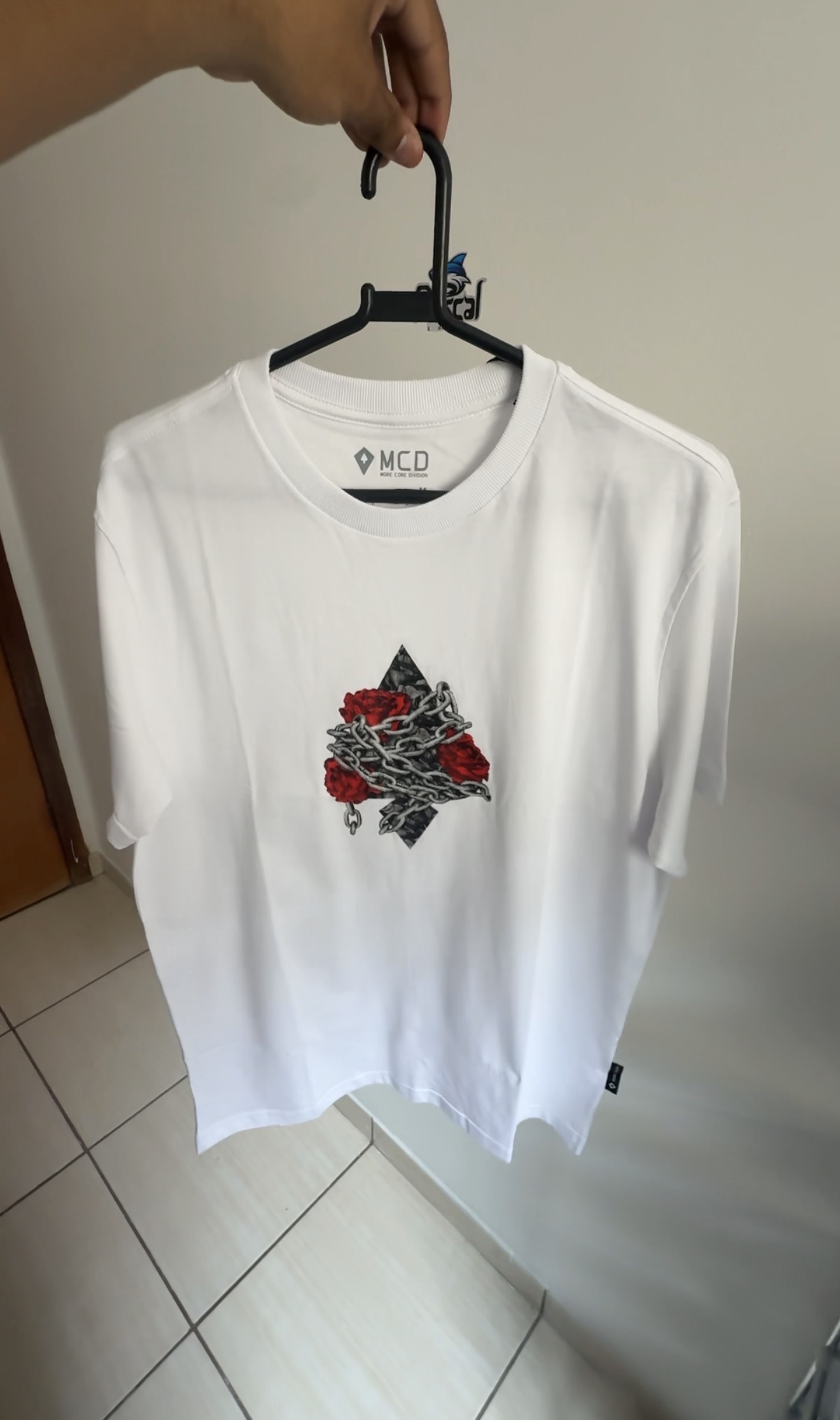 Camisa espadas rosas e correntes
